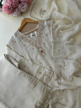 Tissue hand detailed suit with organza scalloped dupatta8909