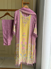 Pure crepe Suit featuring pakistani detailings