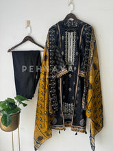 Signature Lawn Suit-1605 - Pehnava Lawns