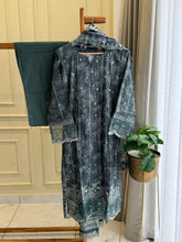 Signature Lawn Suit Featuring Lace Detailings-3