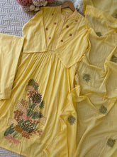 Cotton pleated suit with Embroidery detailings