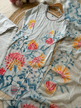 Pure cotton suit featuring hand detailings