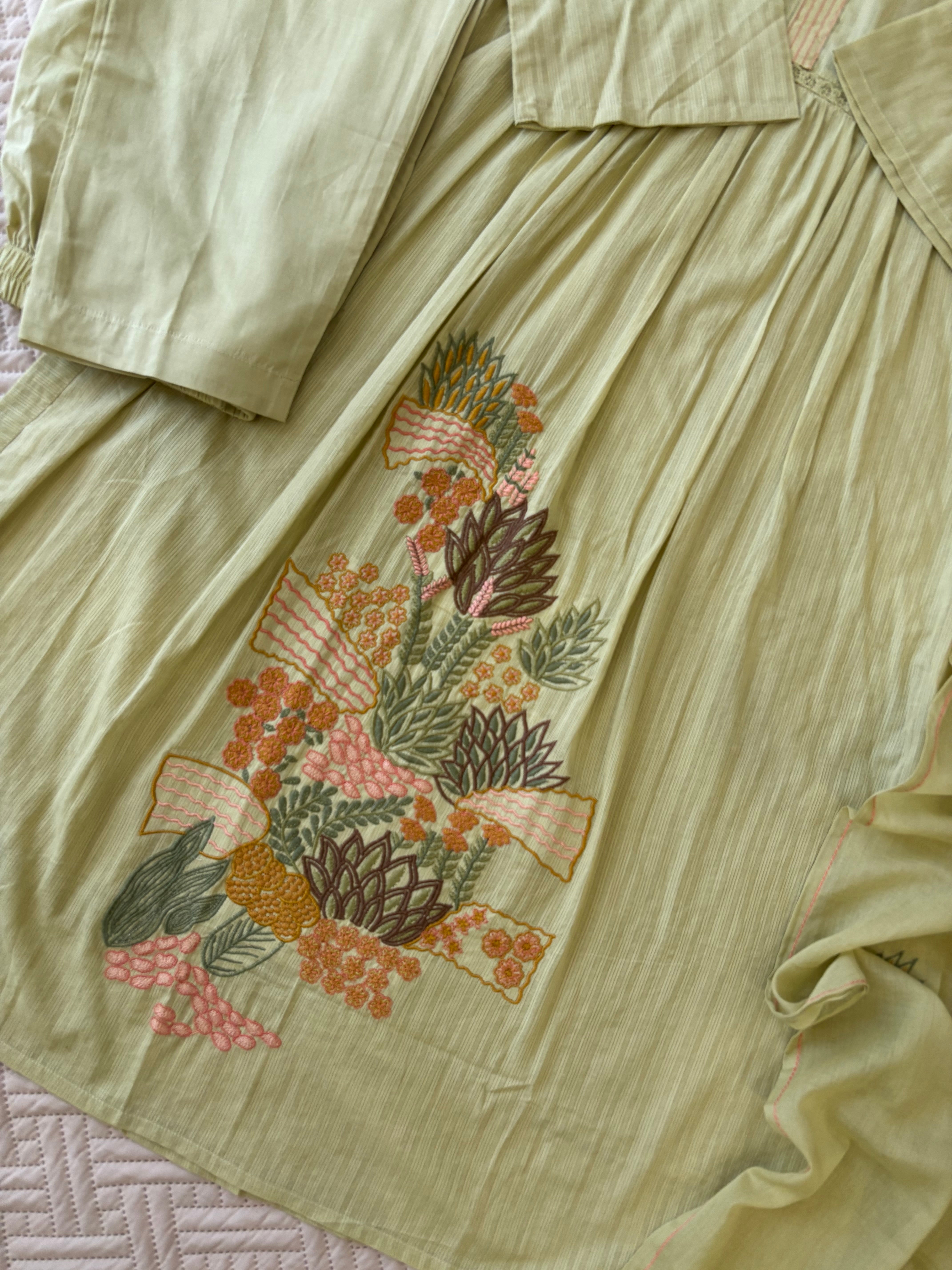 Cotton pleated suit with Embroidery detailings