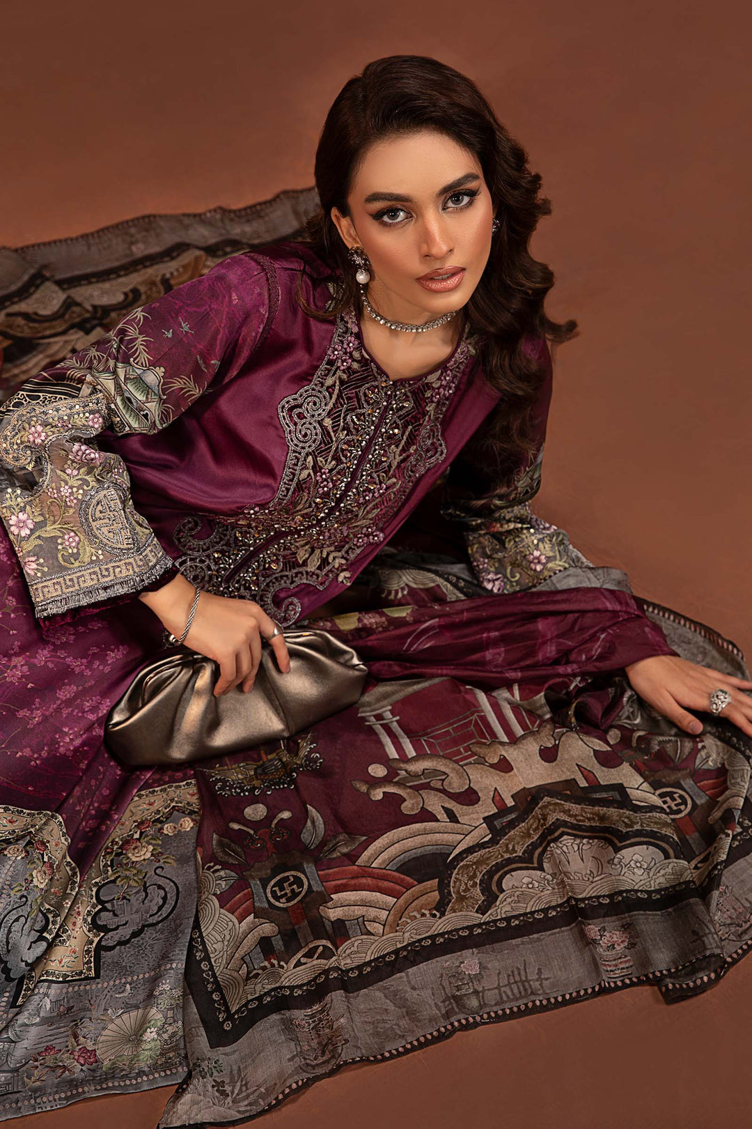 Printed casual suit in soft satin-maroon