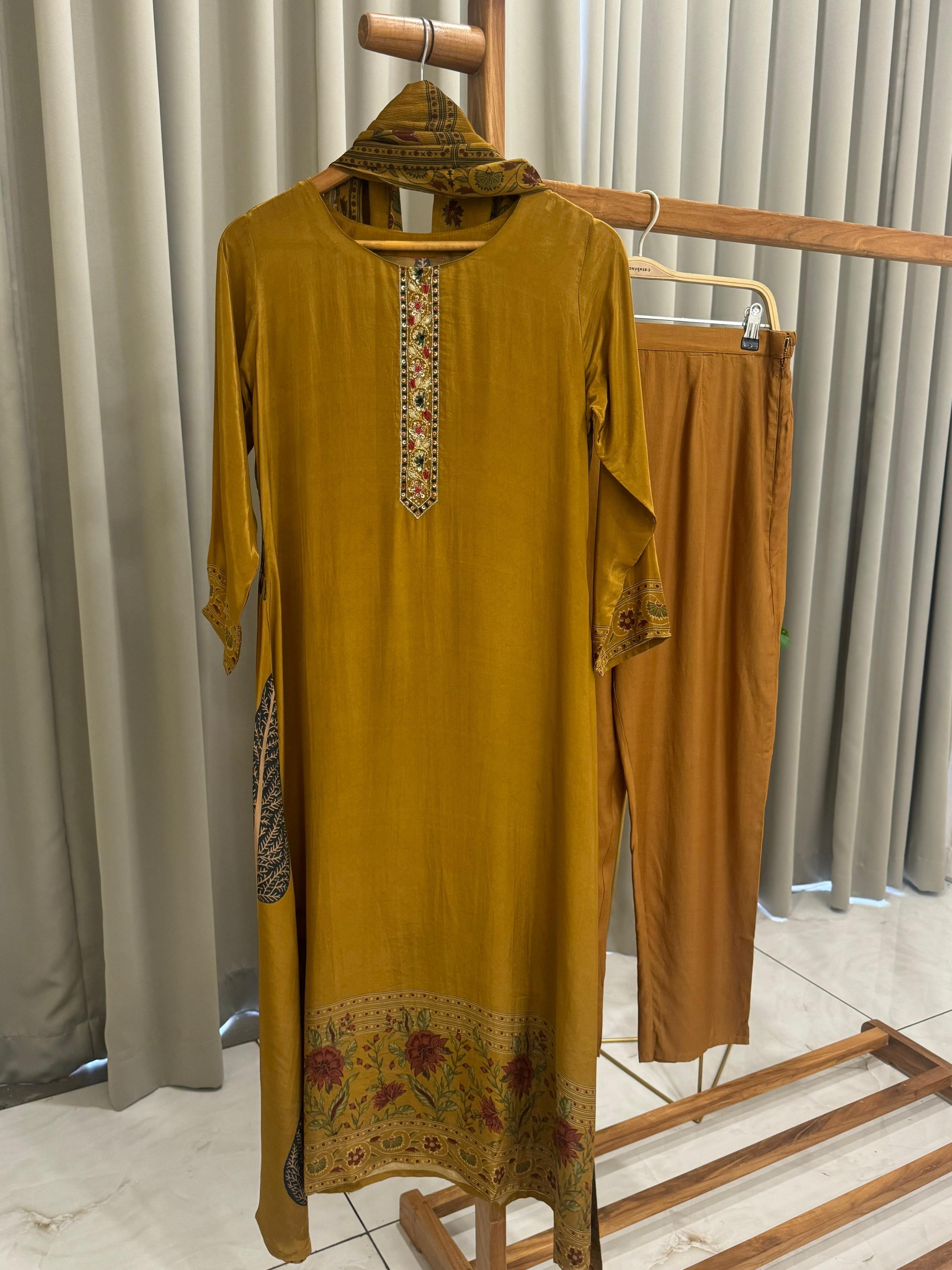 Premium Crepe Handloom Ensemble With Floral Dupata