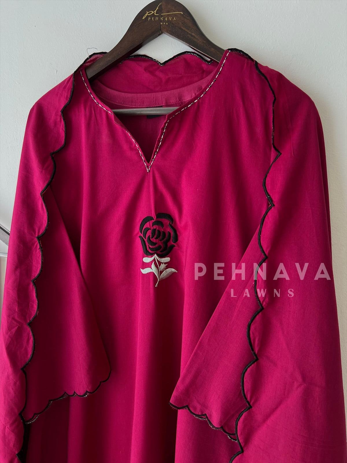 Rose Motif Scallop Kurta Suit