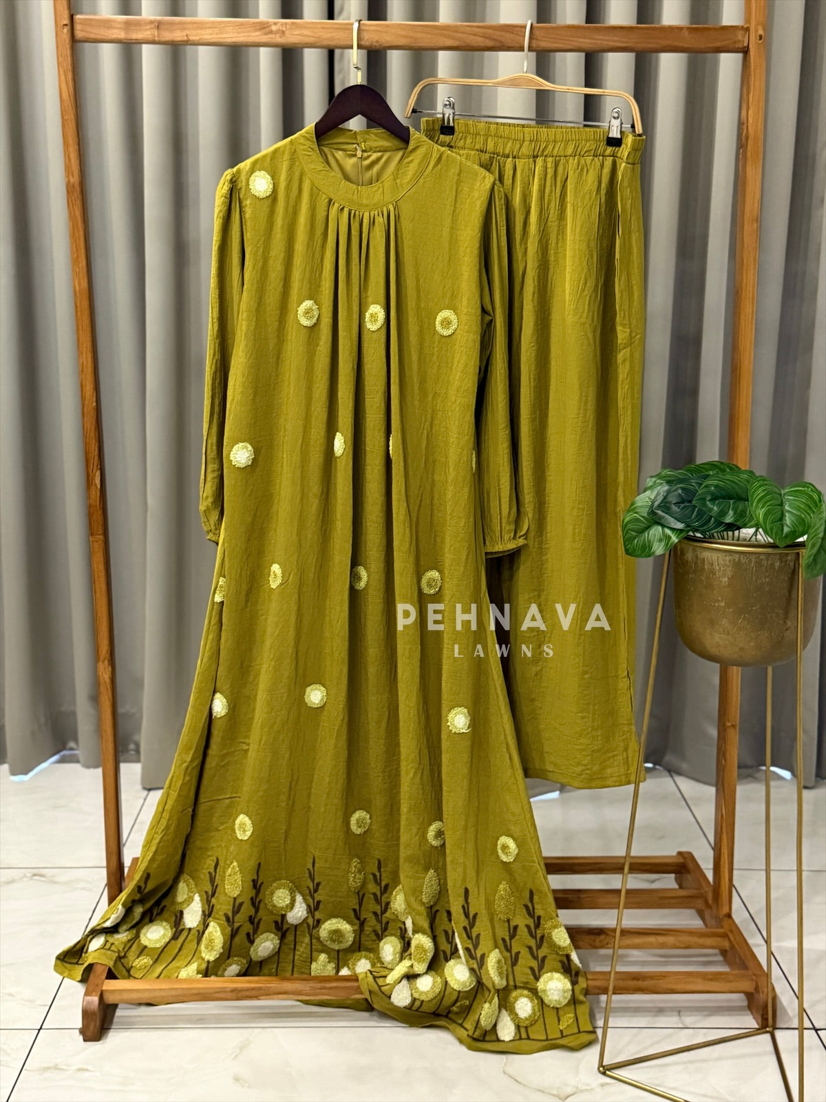 Halter neck Noodle Embroidered Suit 5006
