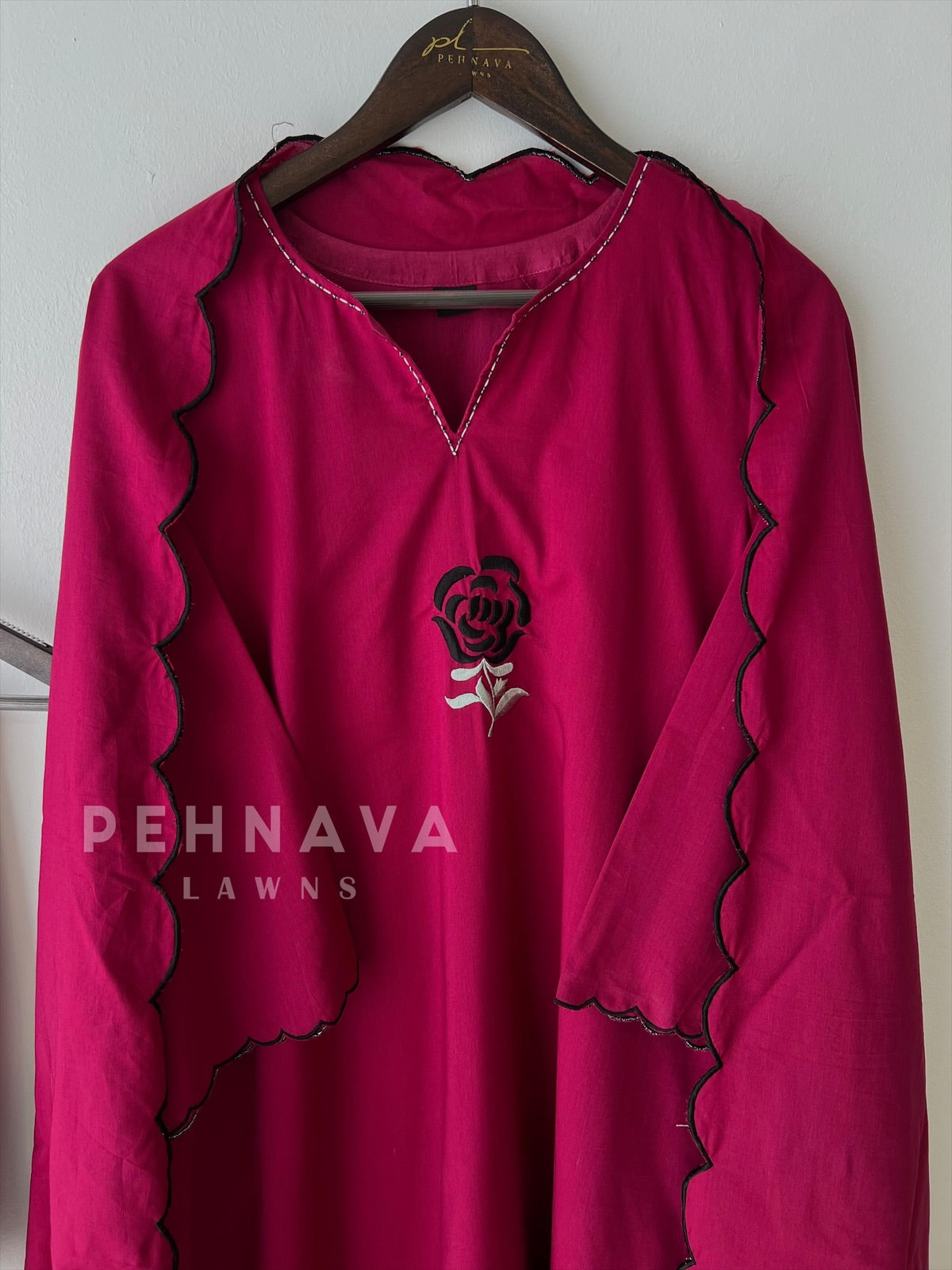 Rose Motif Scallop Kurta Suit