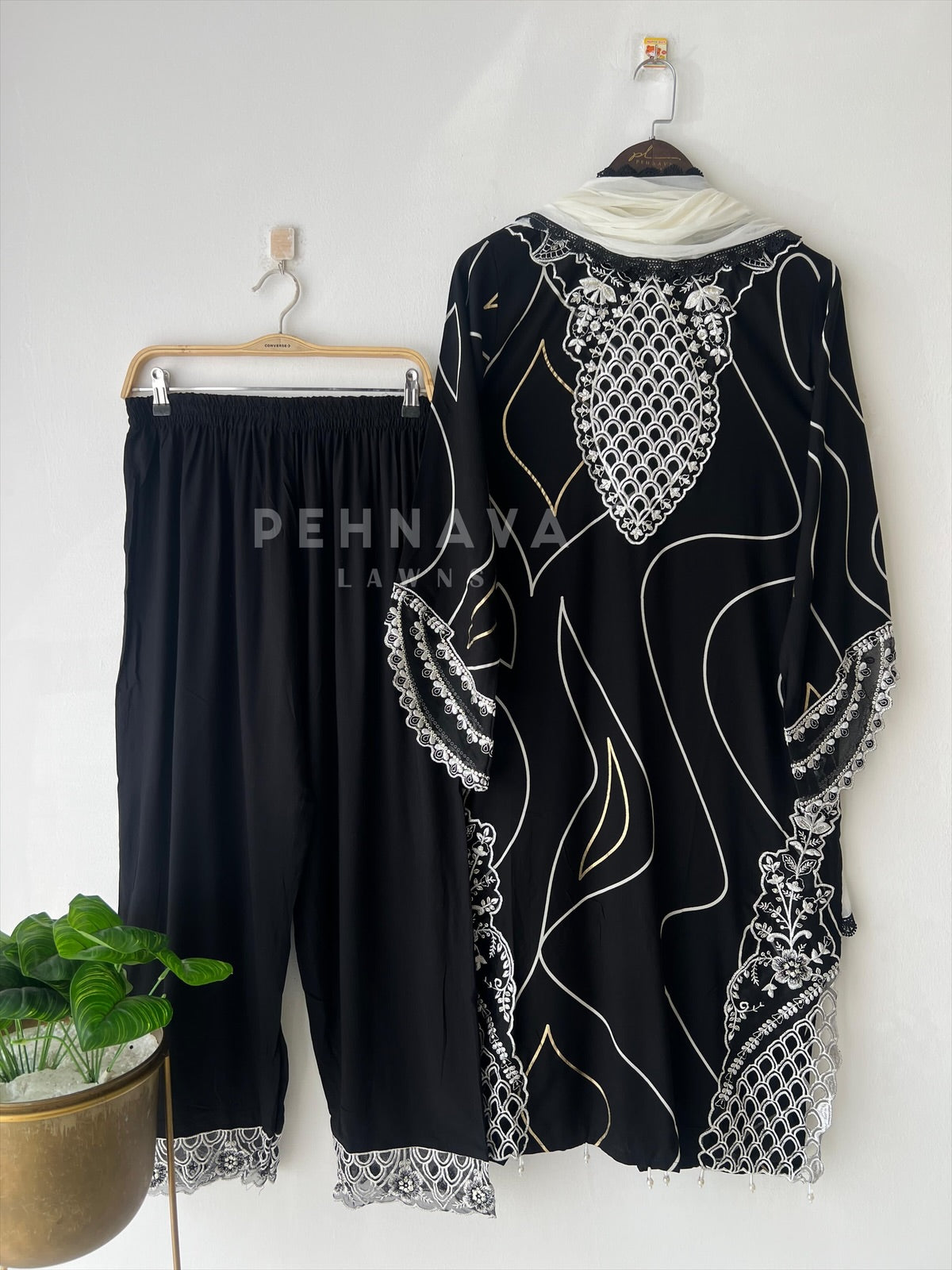 New Floral Embroidery Kurtha Suit-247 - Pehnava Lawns