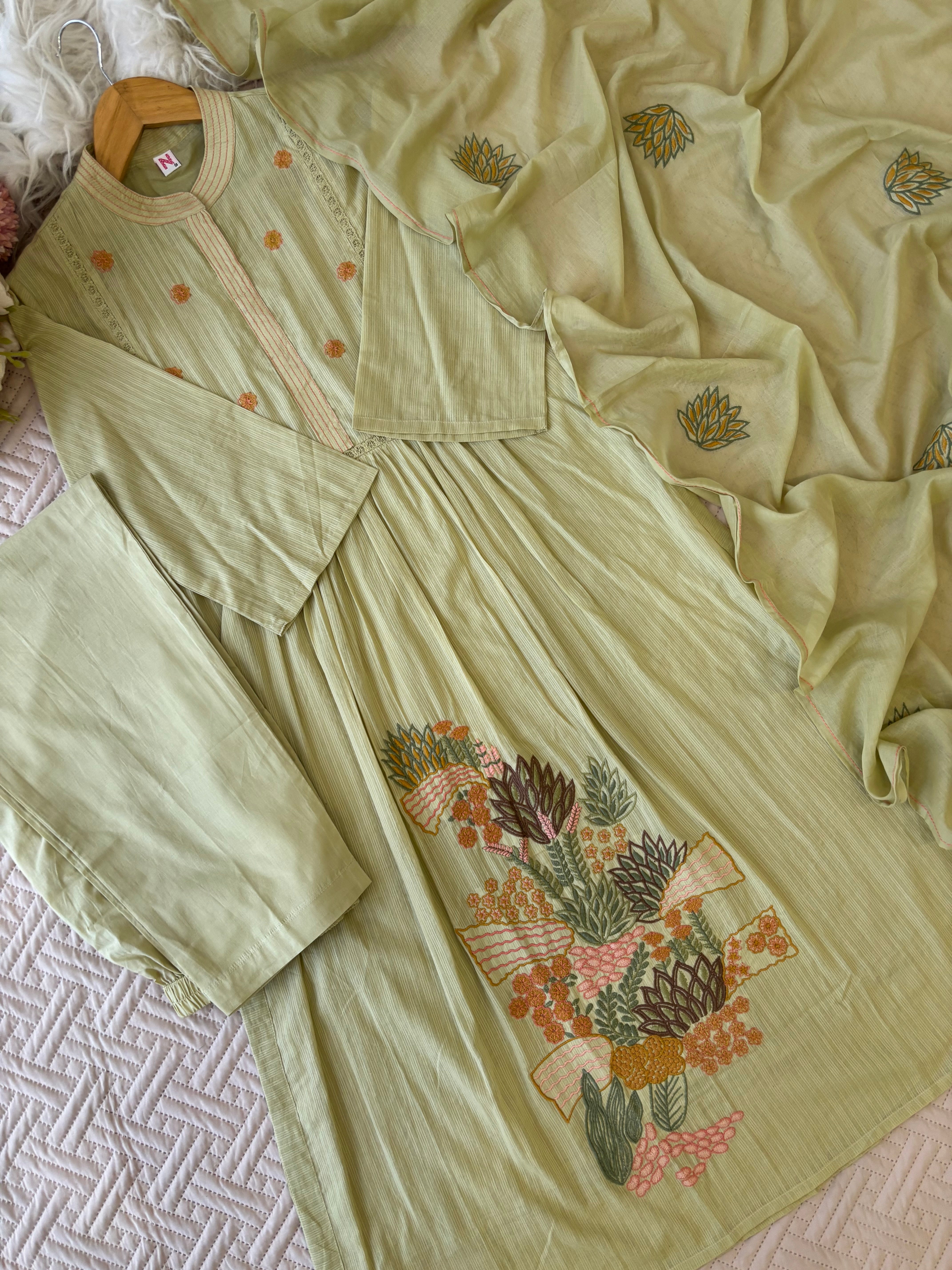 Cotton pleated suit with Embroidery detailings