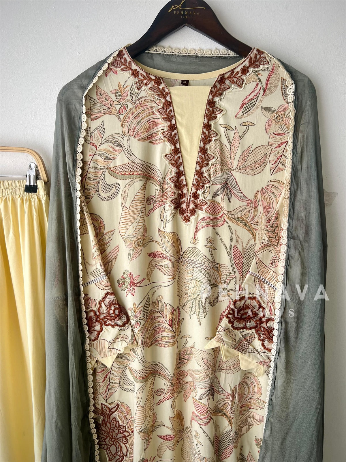 New Floral Embroidery Kurtha Suit
