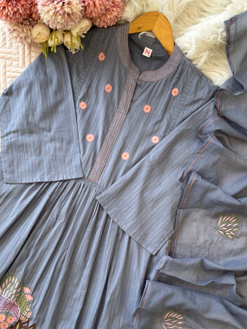 Cotton pleated suit with Embroidery detailings
