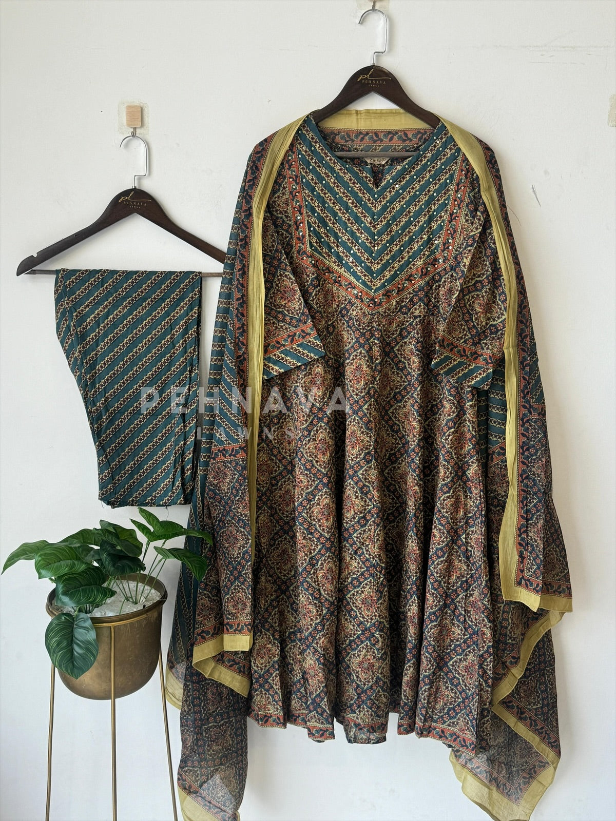 Printed kurtha Suit Set-5664 - Pehnava Lawns