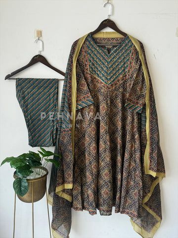 Printed kurtha Suit Set-5664 - Pehnava Lawns