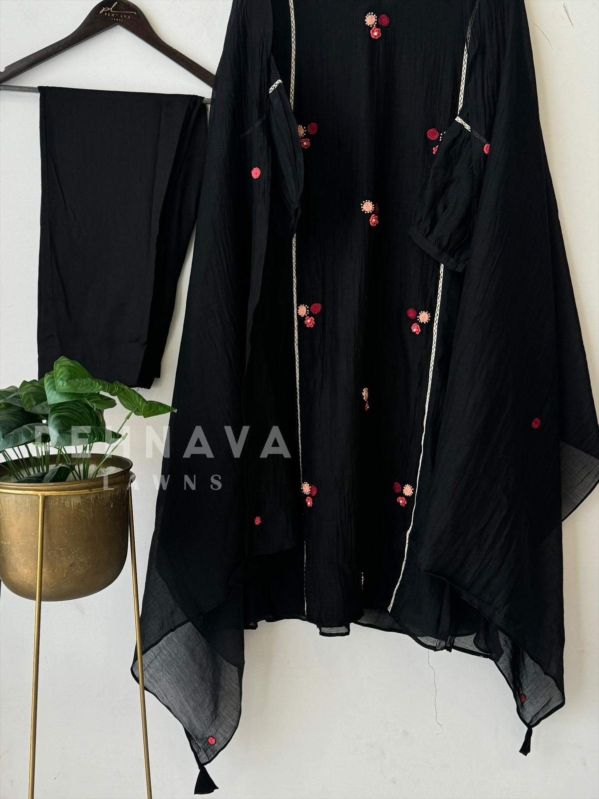 Floral Butti Chanderi Suit - Pehnava Lawns