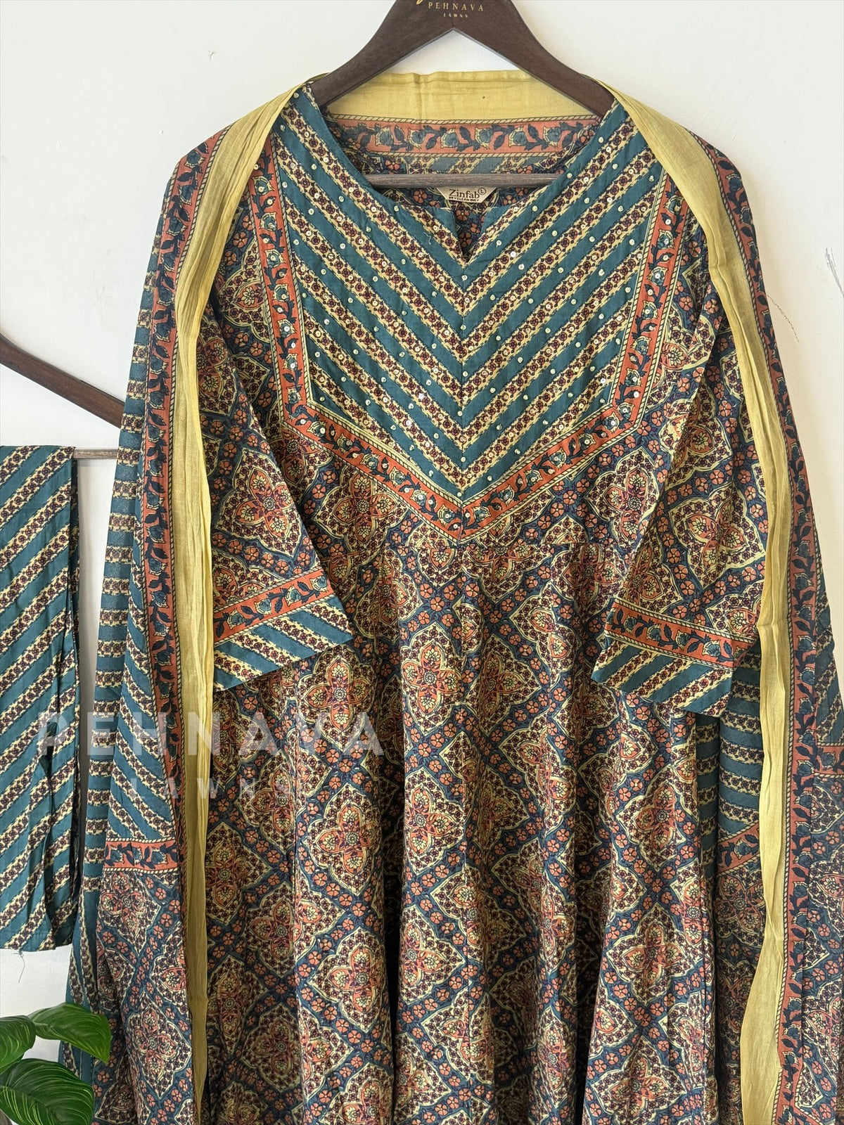 Printed kurtha Suit Set-5664 - Pehnava Lawns