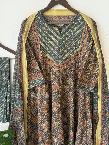 Printed kurtha Suit Set-5664 - Pehnava Lawns