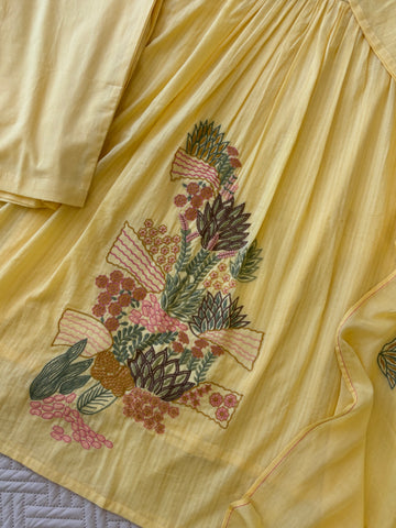Cotton pleated suit with Embroidery detailings