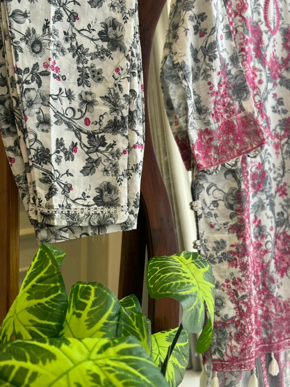 Traditional Embroidery Detailed Suit-7