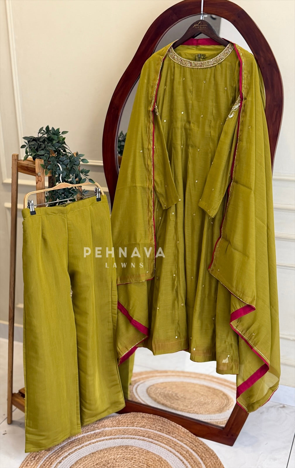 Handworked Neck Suit Set H-311