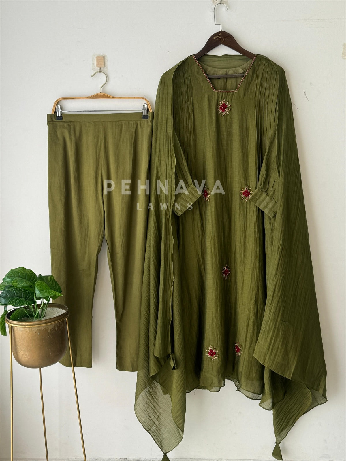 Premium Mul-Chandheri Handworked Suit - Pehnava Lawns