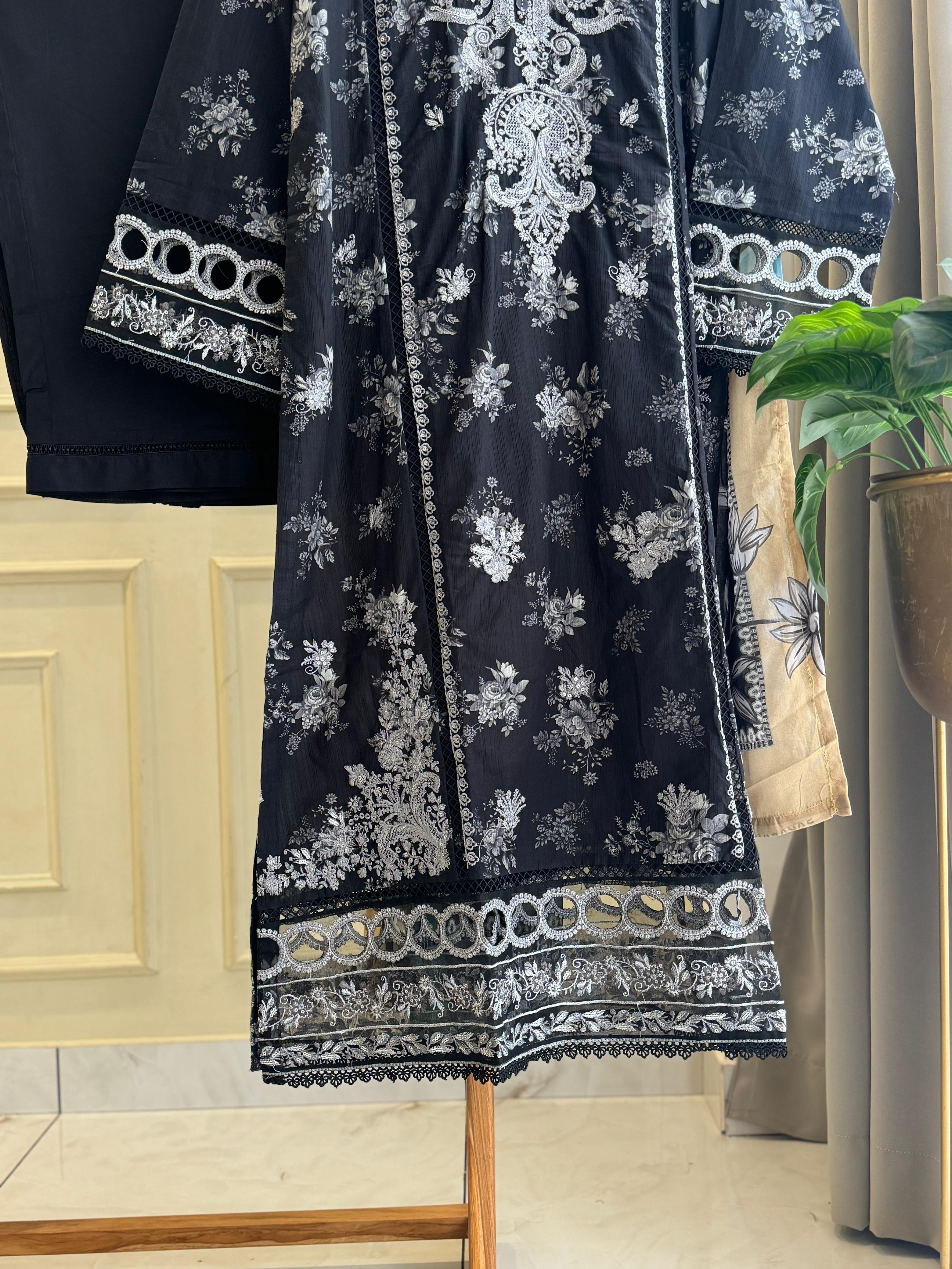 Premium Hand Embroidery Lawn Suit-4