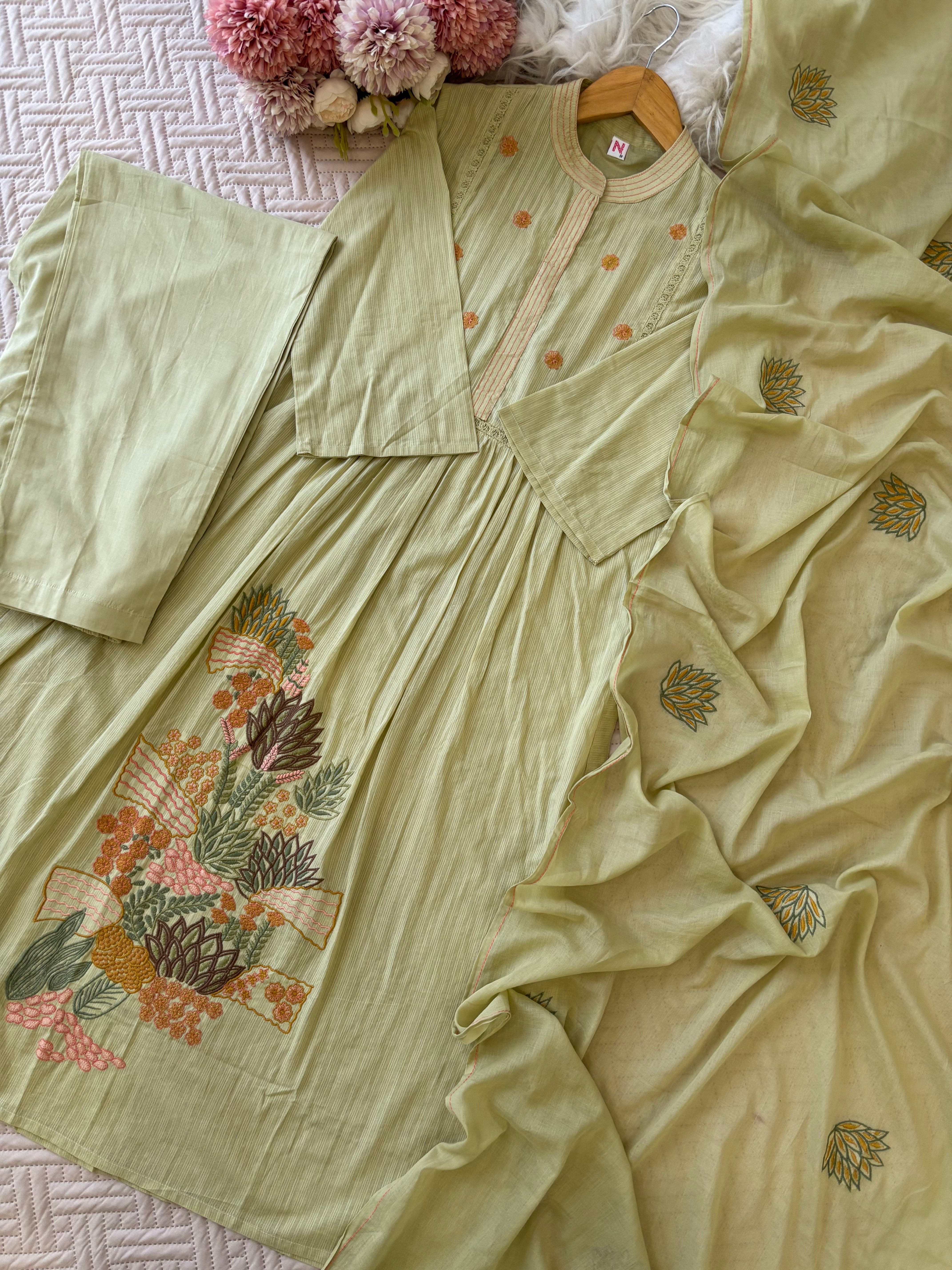 Cotton pleated suit with Embroidery detailings