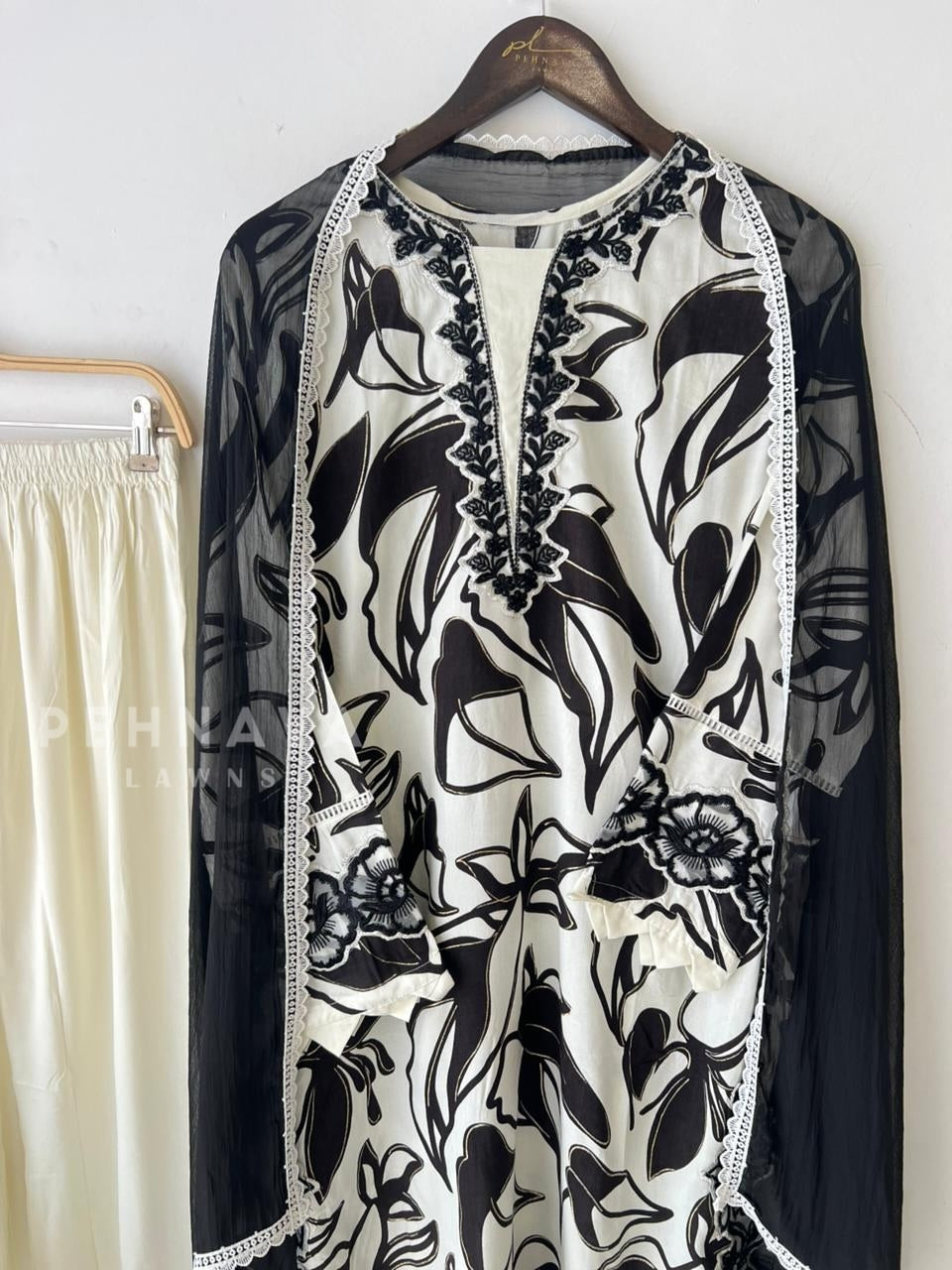 New Floral Embroidery Kurtha Suit-143/13916 - Pehnava Lawns