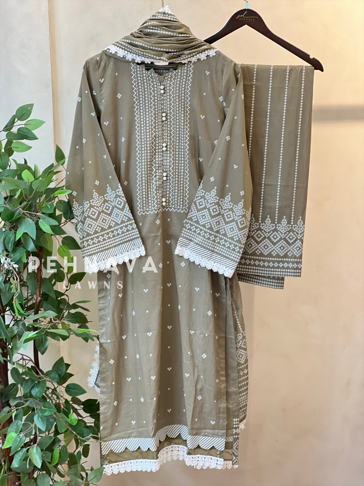Luxurious trendy pure lawn