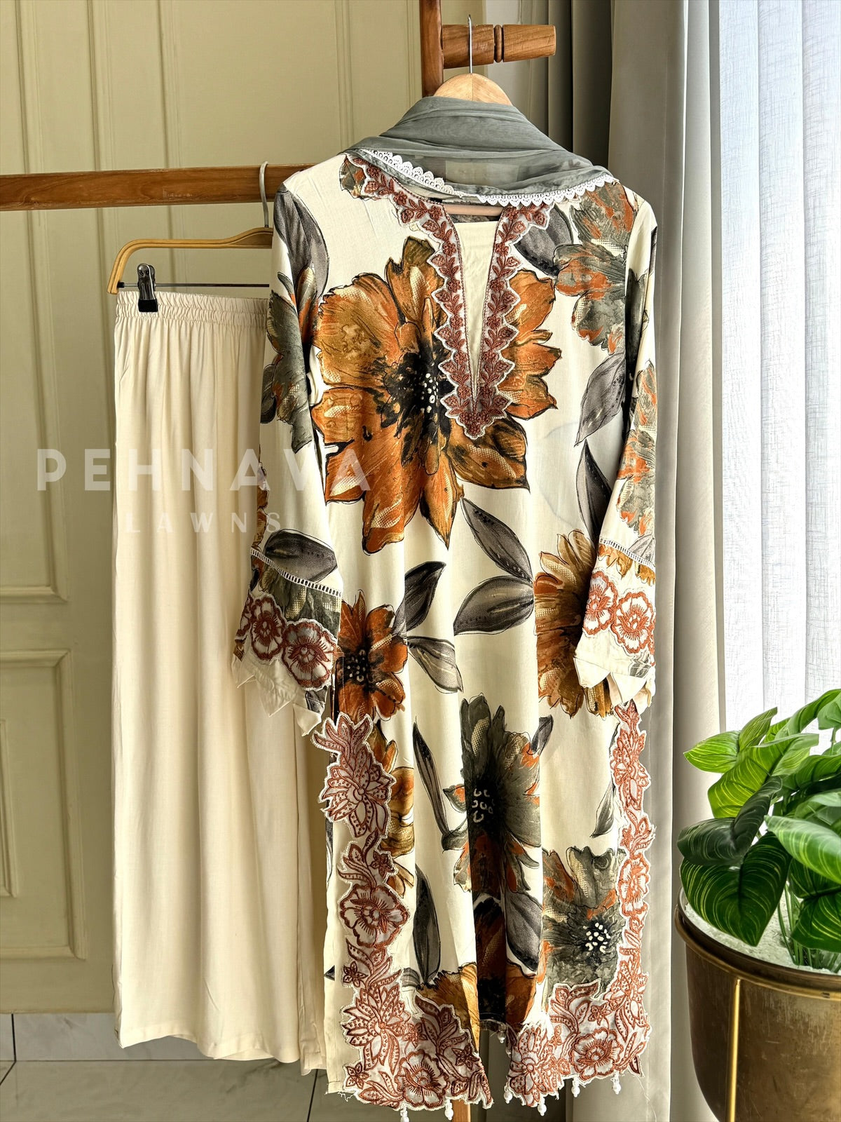 Floral Embroidery Kurtha set - Pehnava Lawns
