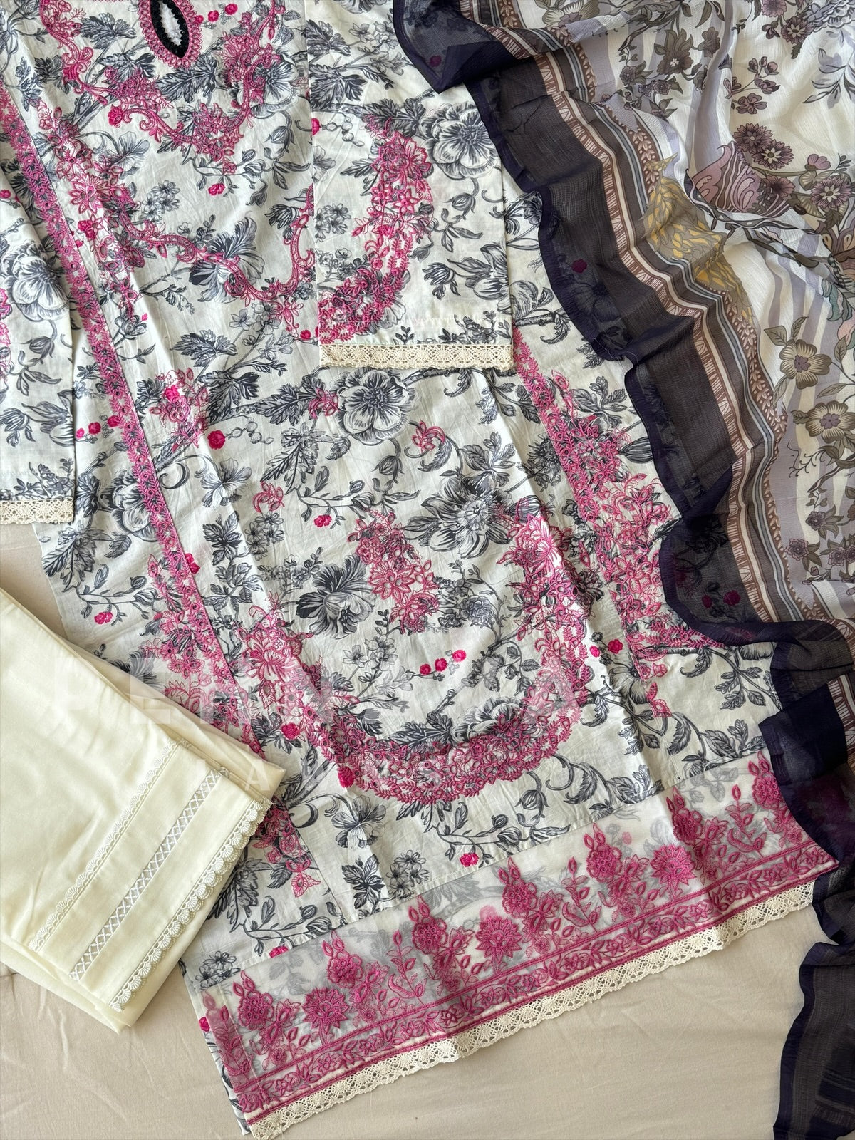 Floral Embroidered Lawn Suit-4004 - Pehnava Lawns