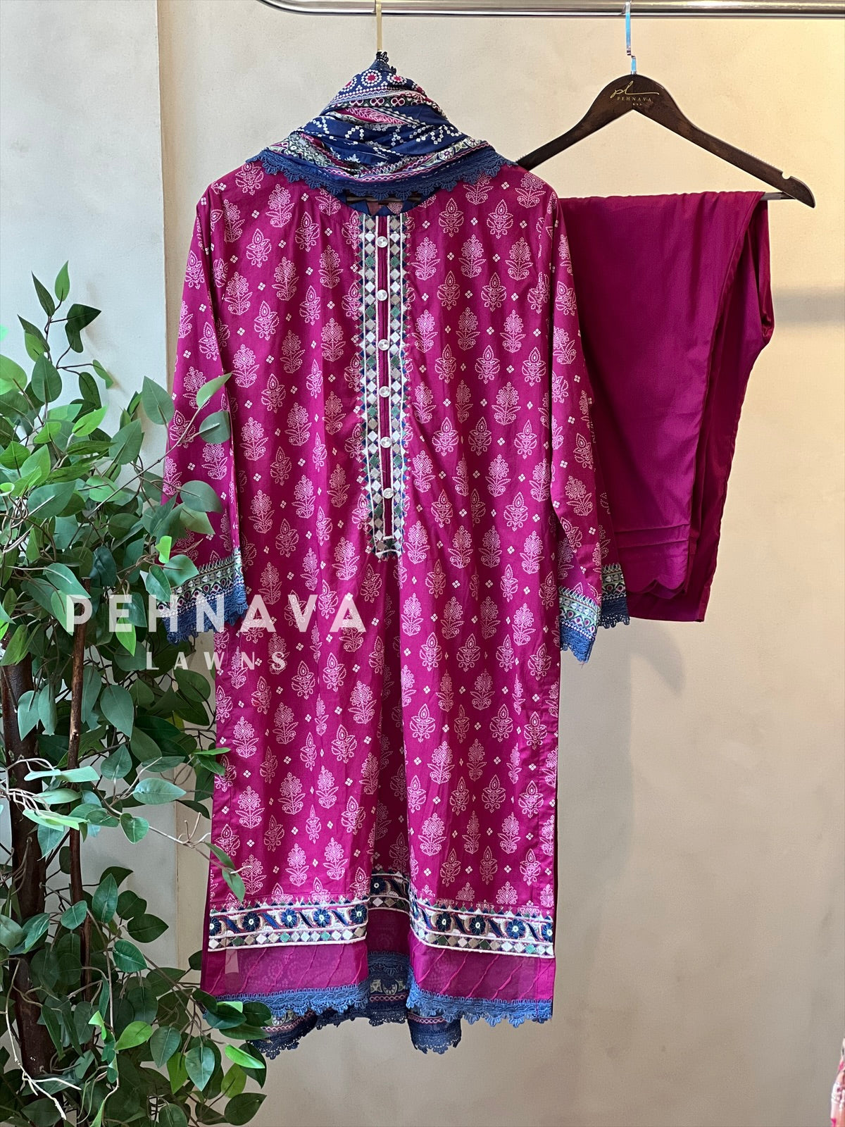 Luxurious trendy pure lawn