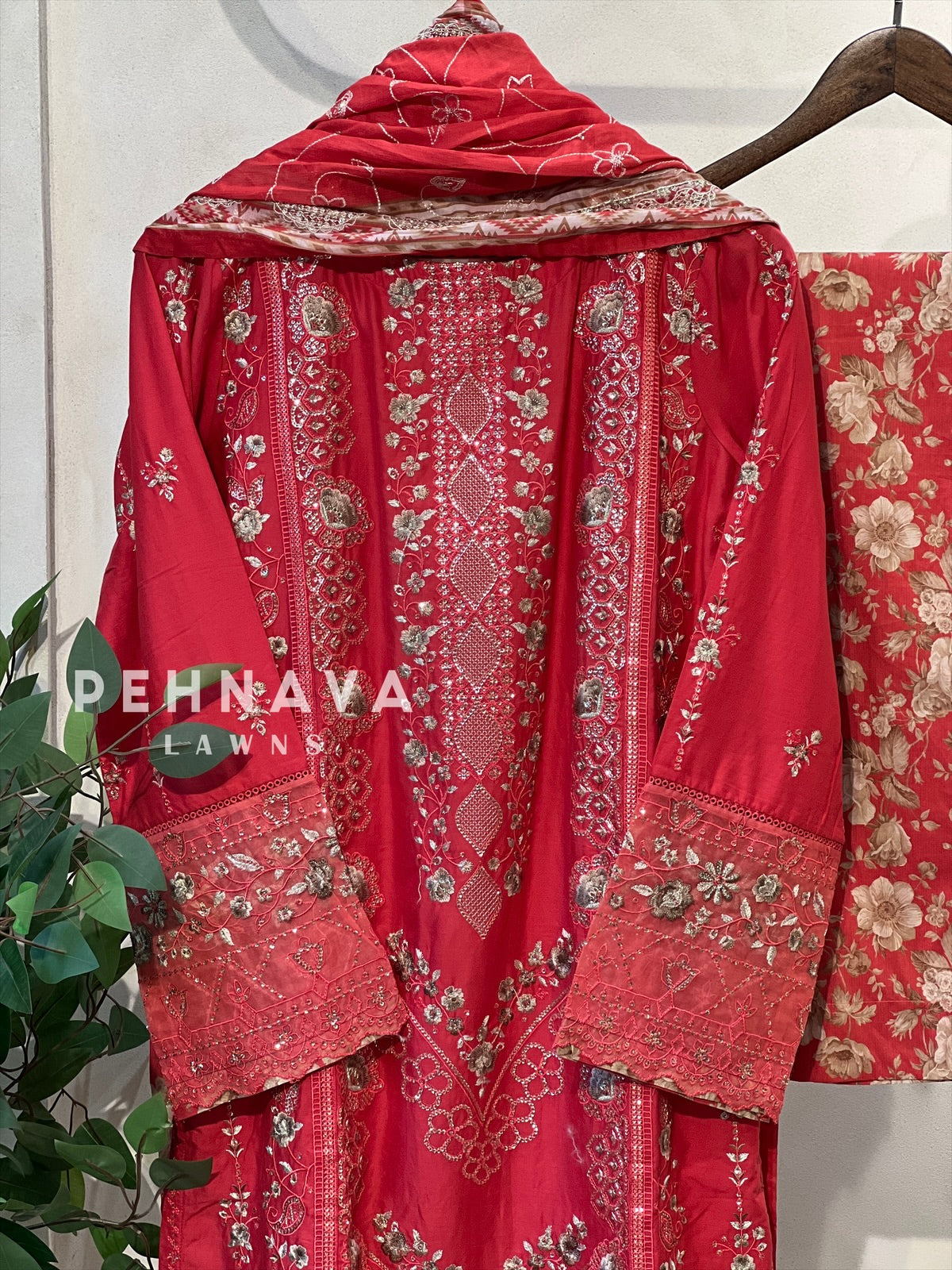 Luxurious trendy pure lawn