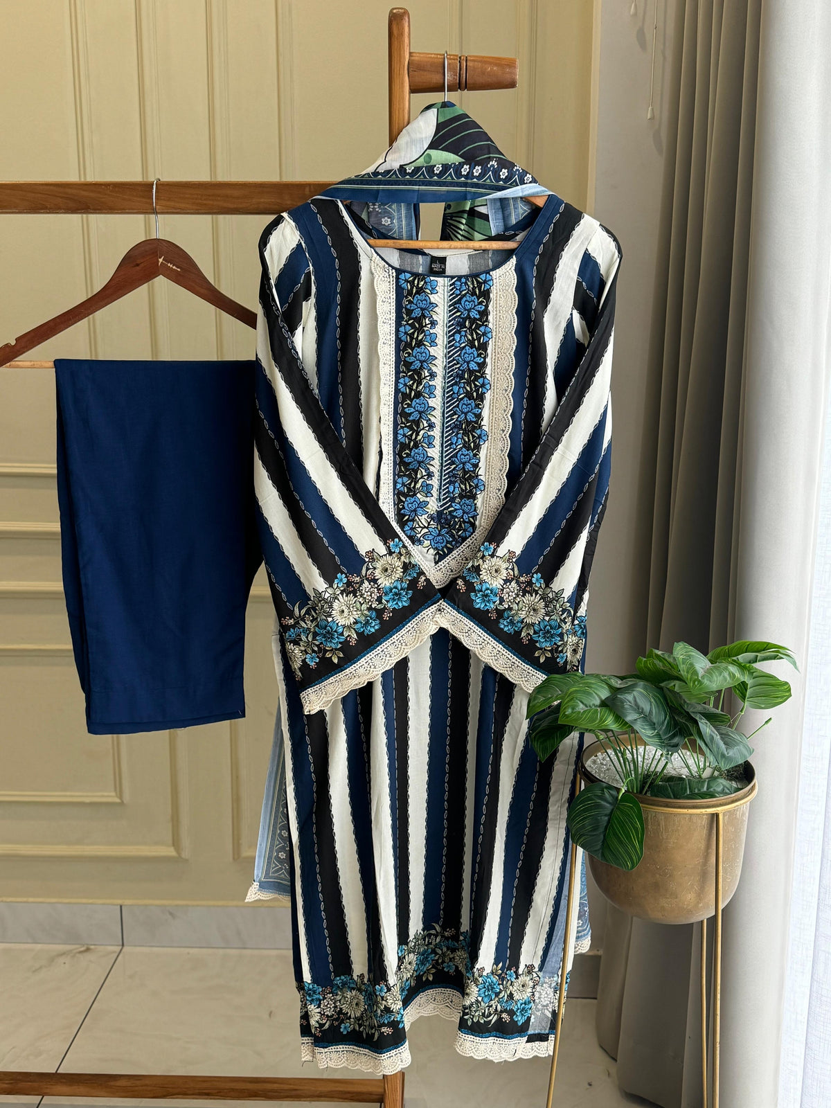 Striped Paksuit with Floral Accents Az0