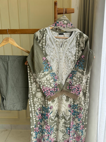 Embroidered Floral Pakistani Suit-3