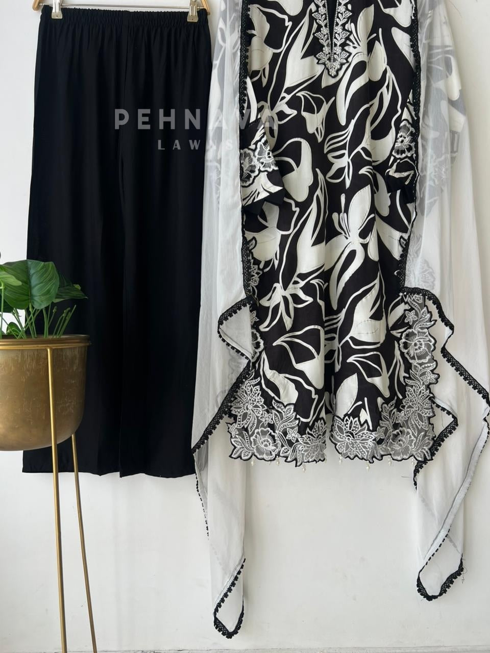 New Floral Embroidery Kurtha Suit-143/13916 - Pehnava Lawns