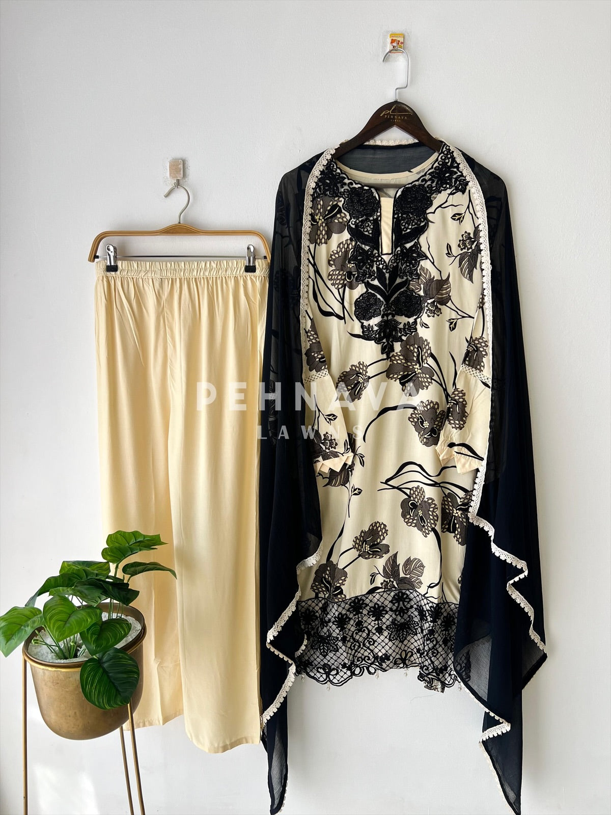 New Floral Embroidery Kurtha Suit