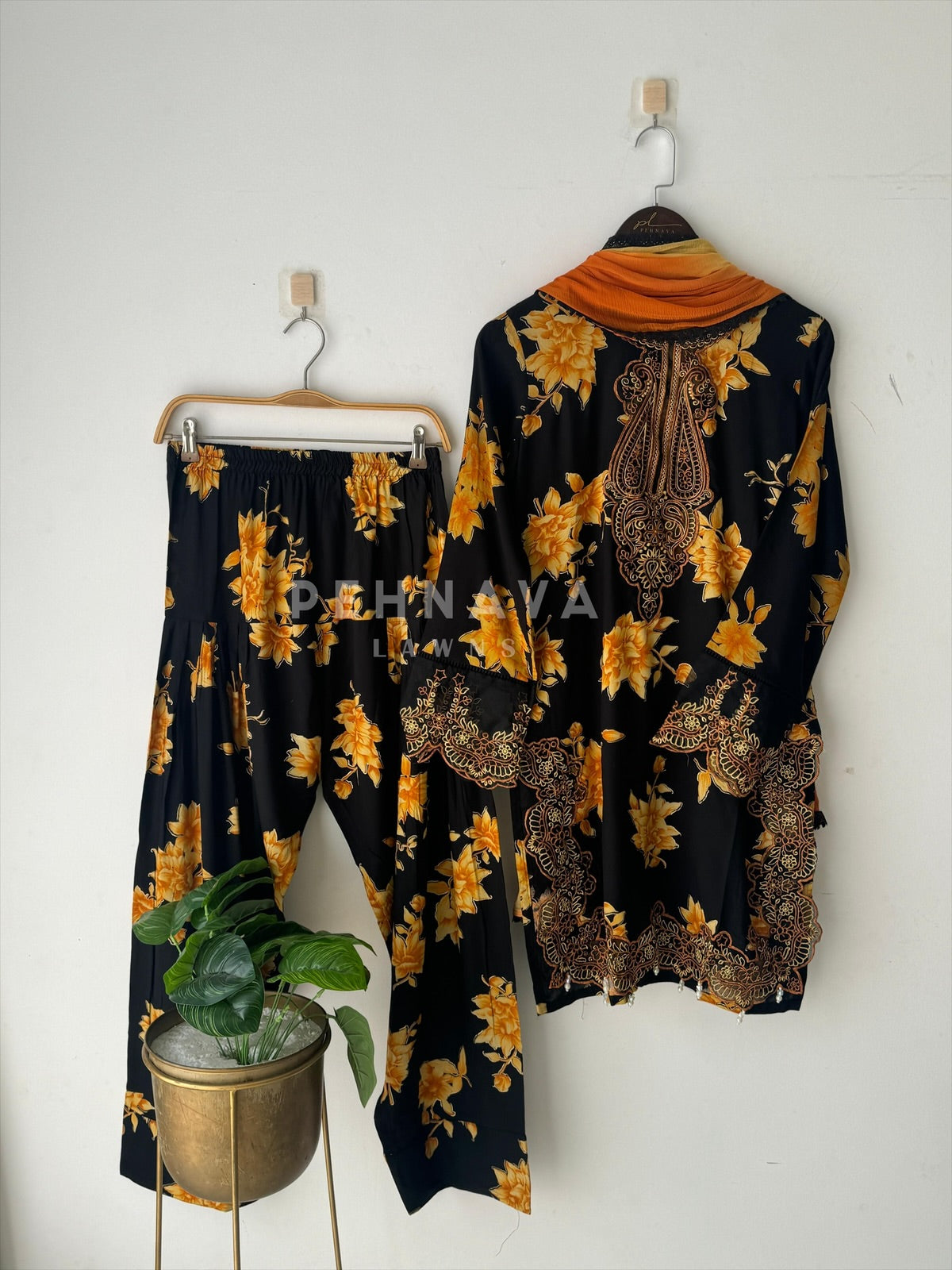 New Floral Embroidery Kurtha Suit Set-268 - Pehnava Lawns