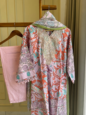 Pure  Cotton suit with embroidered patches and detailings-7