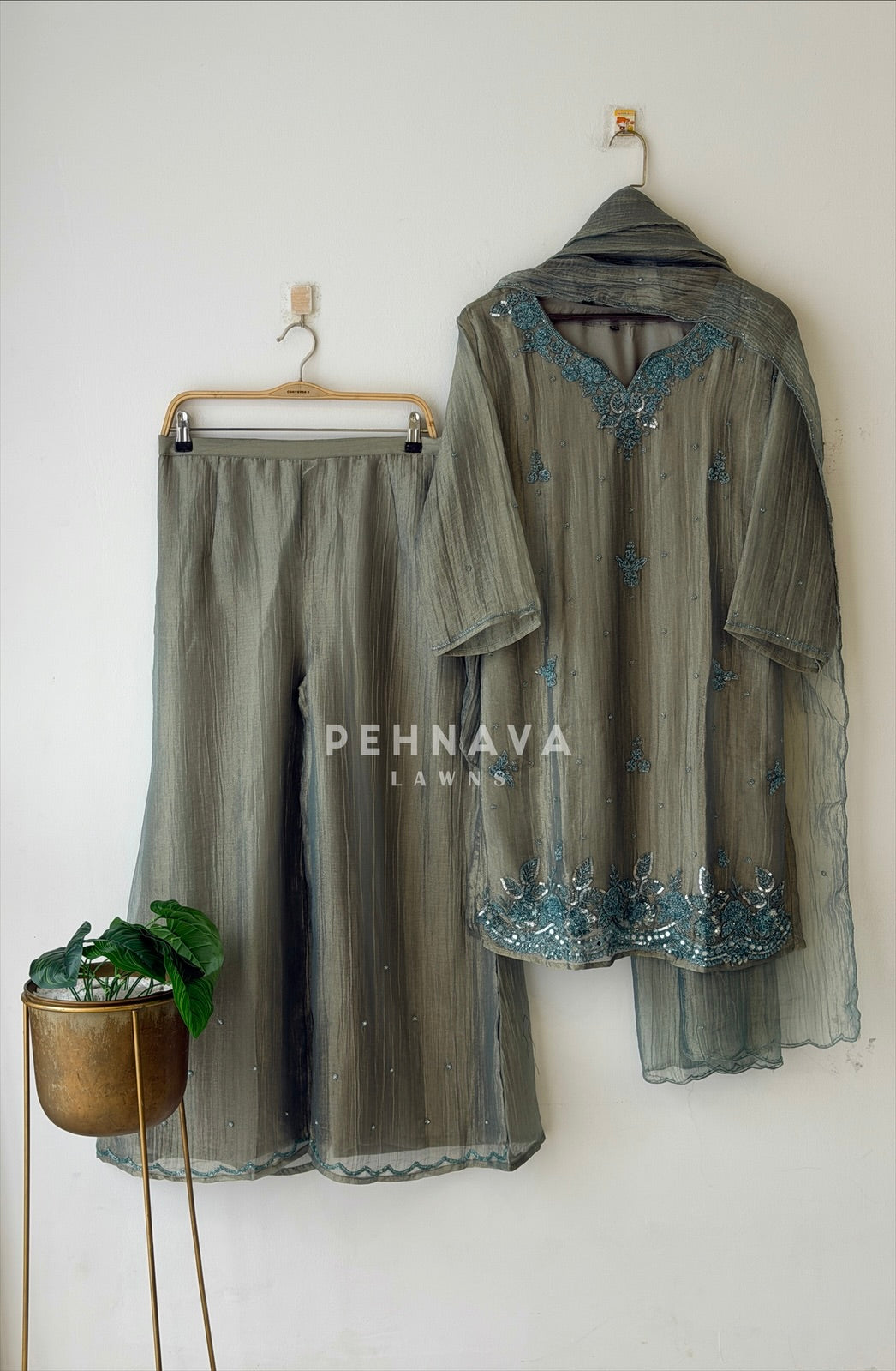 Tissue Handworked Three Piece Suit 8934