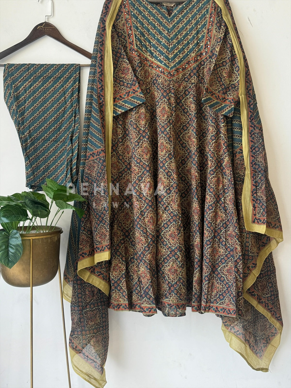 Printed kurtha Suit Set-5664 - Pehnava Lawns