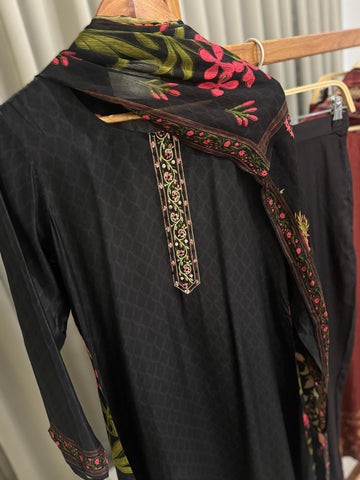 Premium Crepe Handloom Ensemble With Floral Dupata