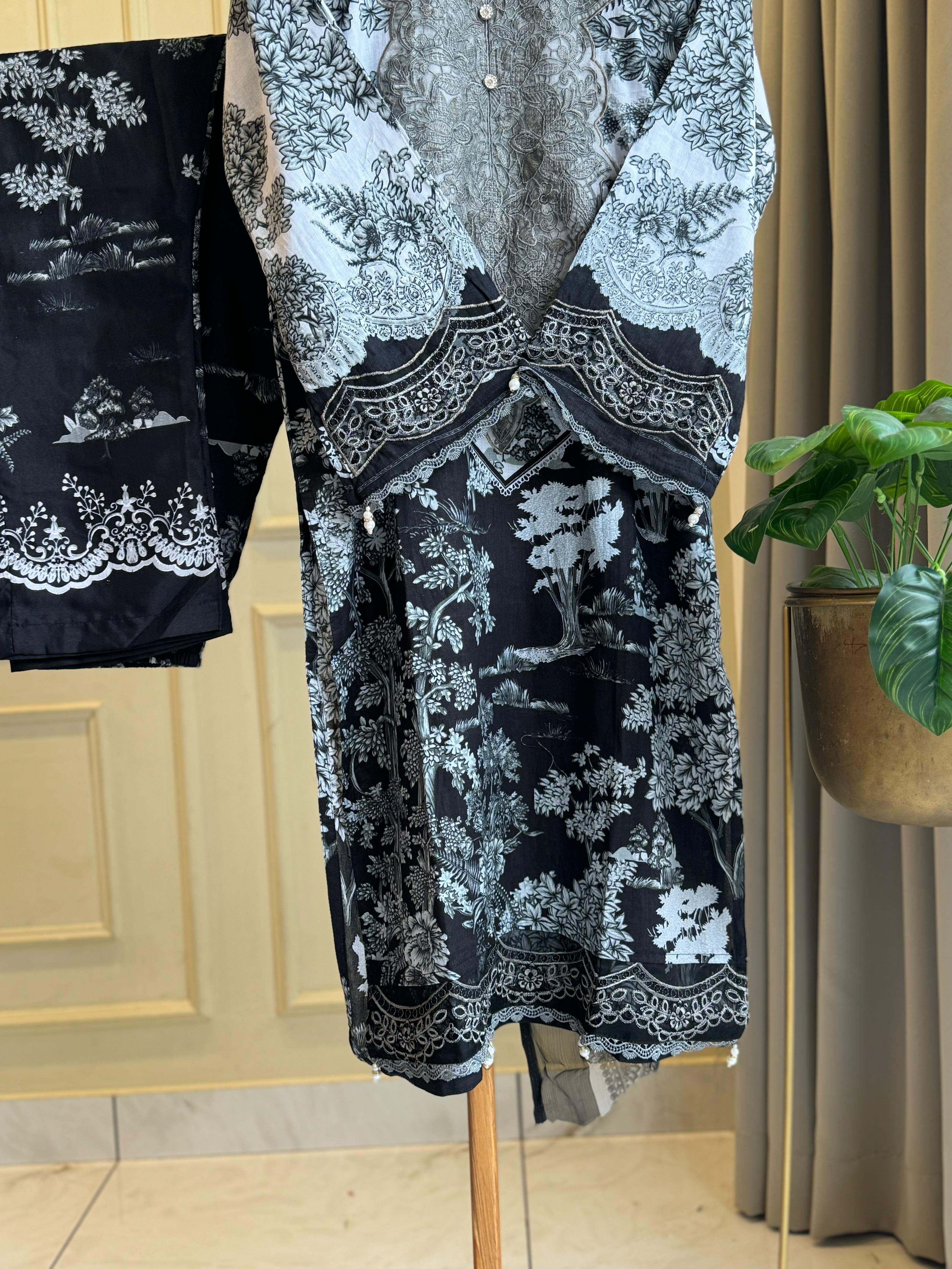 Premium Lace Detailed Lawn Suit-8