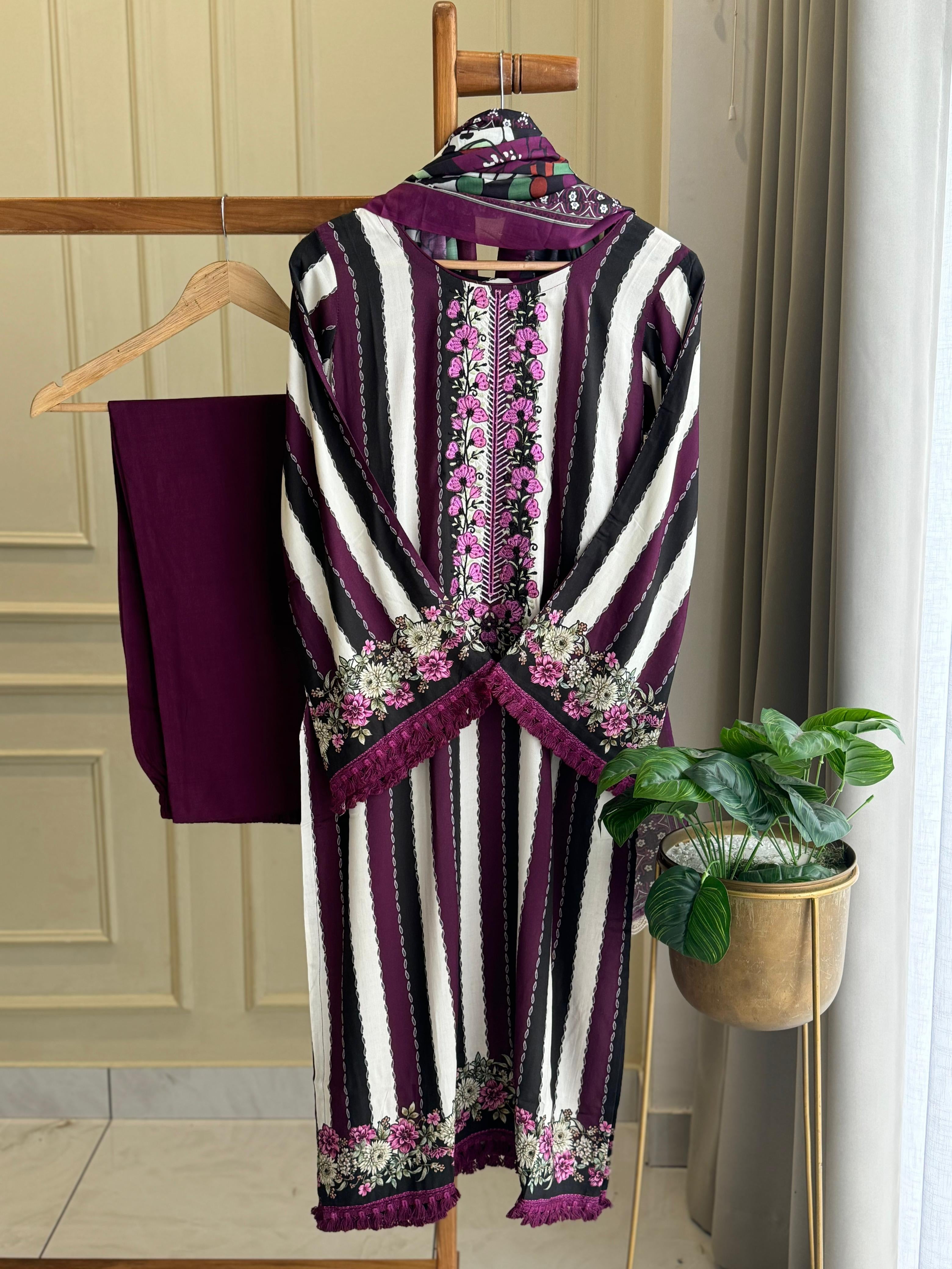 Striped Paksuit with Floral Accents Az0
