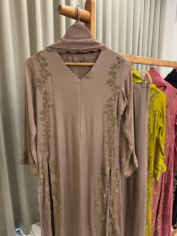Chinnon handworked Side-slitted suit with flared bottom
