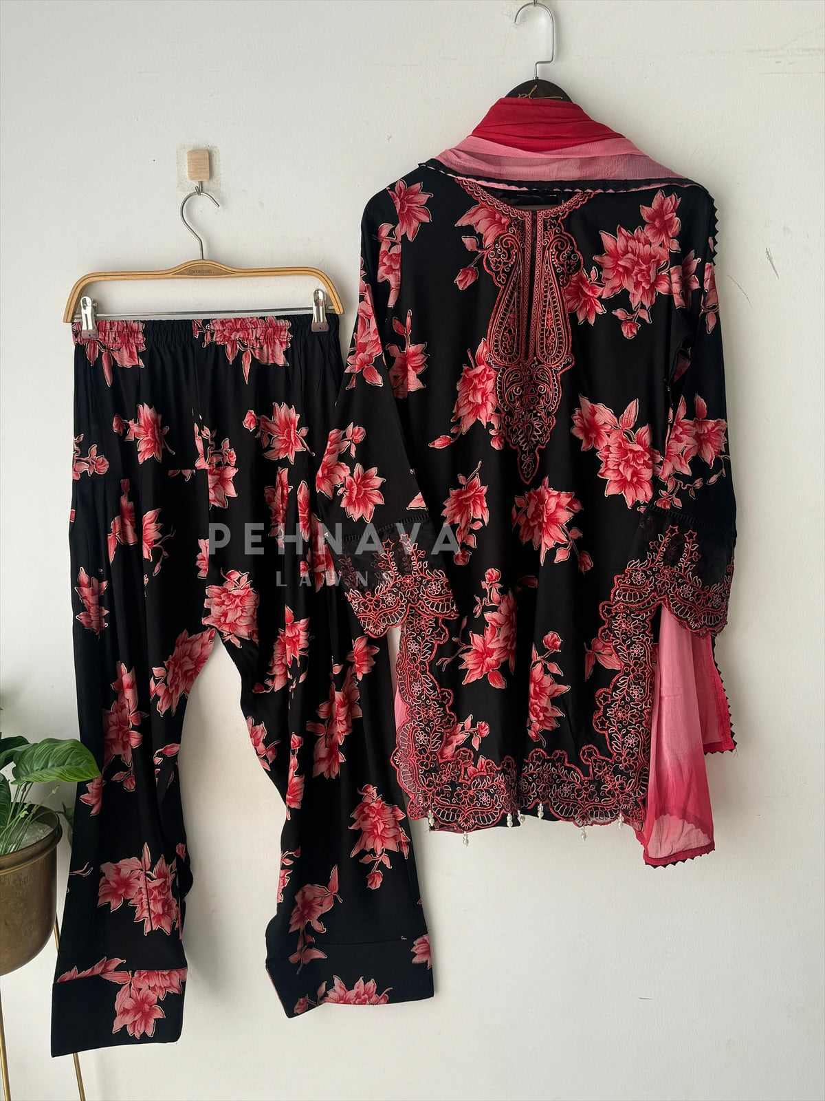 New Floral Embroidery Kurtha Suit Set-268 - Pehnava Lawns