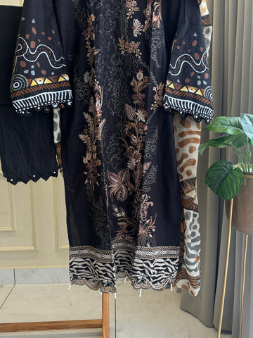 Floral Embroidered Pakistani Suit-8
