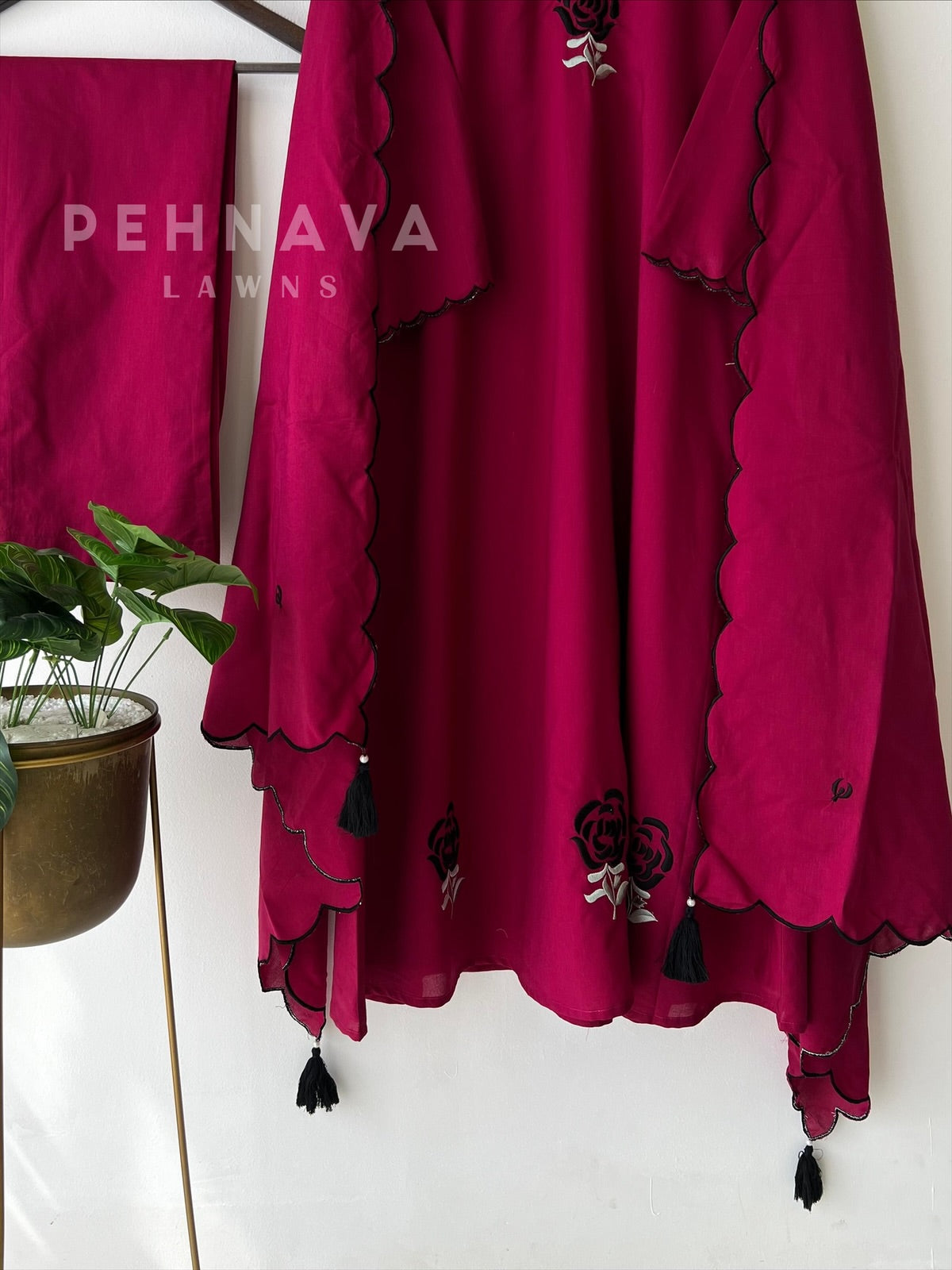 Rose Motif Scallop Kurta Suit