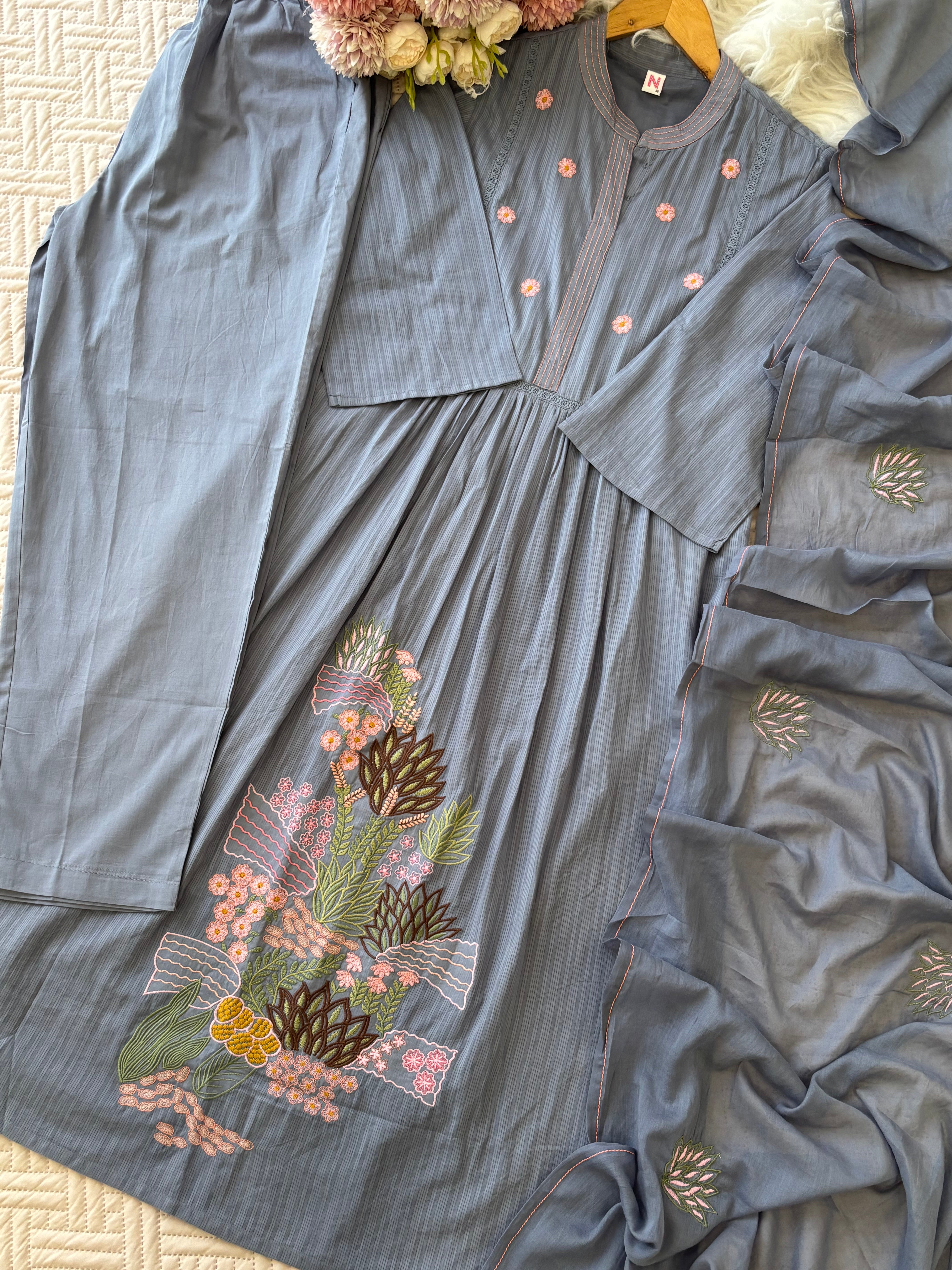 Cotton pleated suit with Embroidery detailings