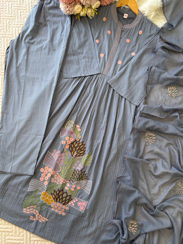 Cotton pleated suit with Embroidery detailings